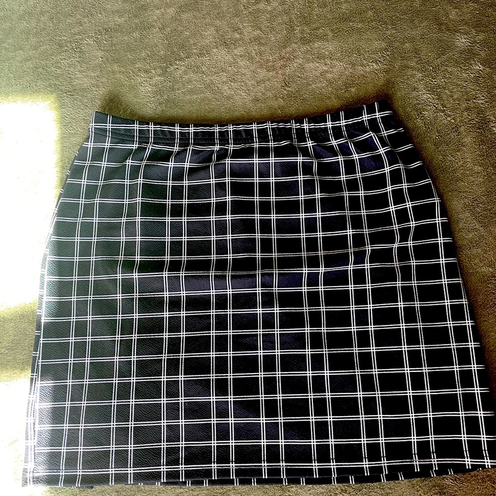 Chic Medium Mini Skirt | Black and White
